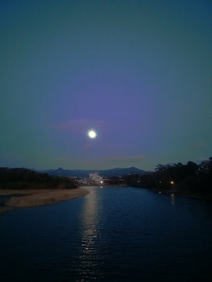 石巻山と豊川に満月